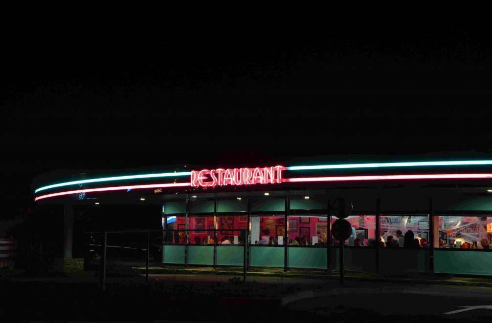 enseigne-lumineuse-en-neon-facade-de-restaurant-intervention-de-pyrenees-enseignes-dans-les-departements-64-40-47-33-32-65-31